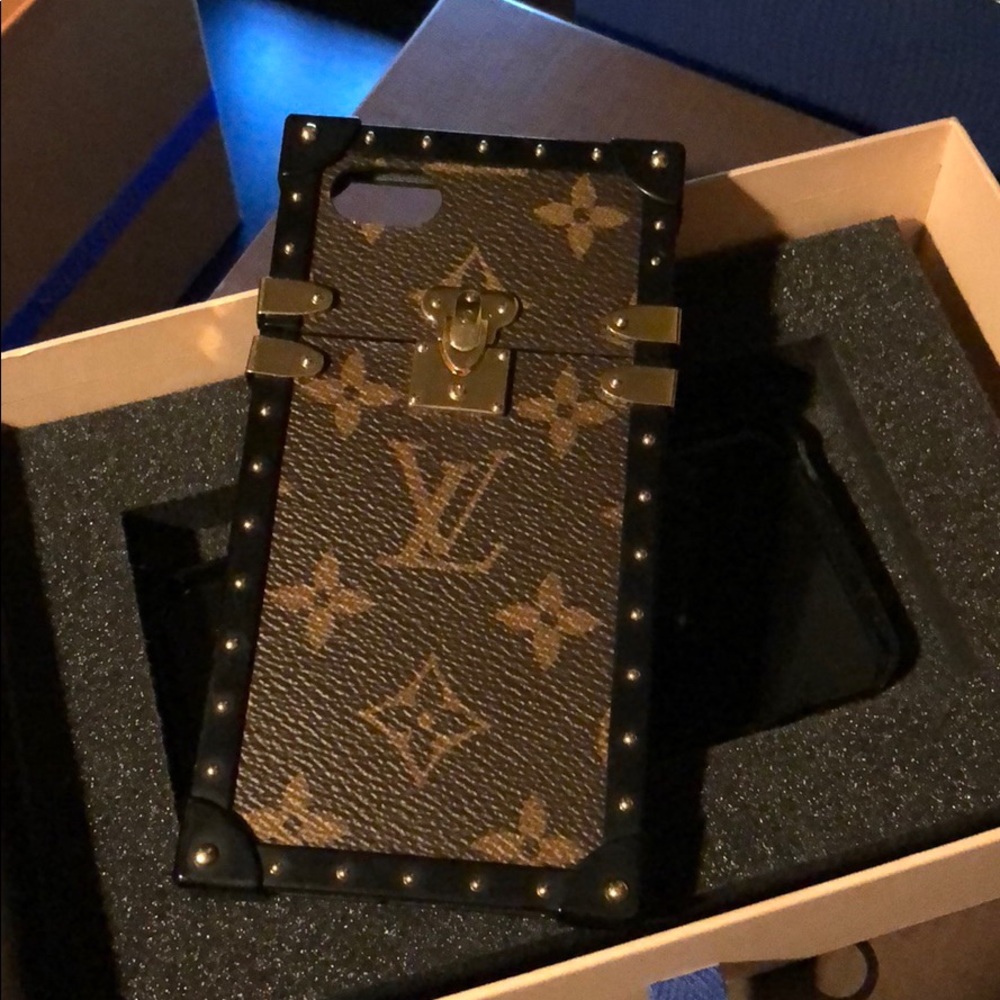 Louis Vuitton phone case, regular size phone - Picture 2 of 4